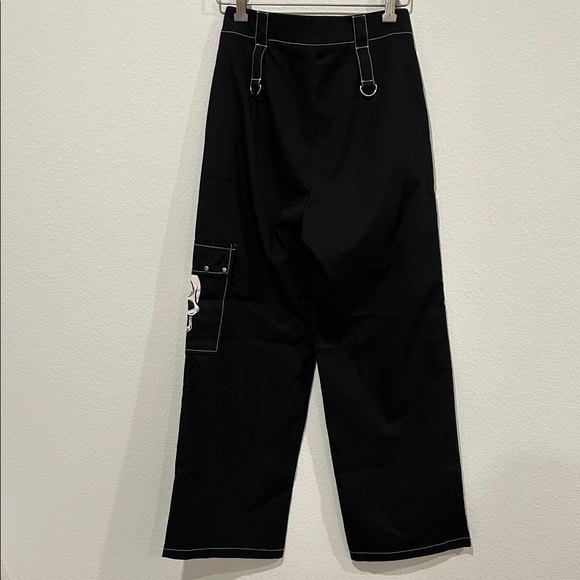 ROMWE Black Cargo Pants with Skull Detail - Picture 4 of 7